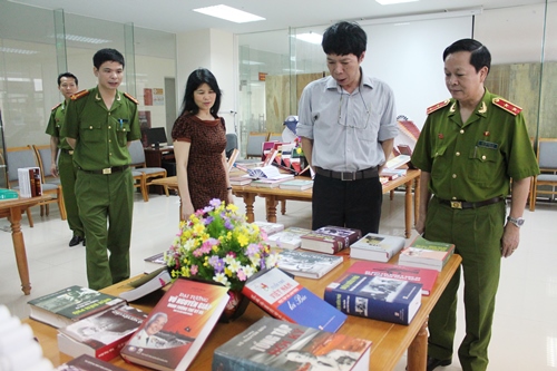Trung tướng, GS.TS Nguyễn Xuân Yêm, Giám đốc Học viện thăm quan triển lãm sách với chủ đề “60 năm Chiến thắng Điện Biên Phủ 7/5/1954-7/5/2014” tại phòng Hồ Chí Minh (tầng 7 - Thư viện Nghiệp vụ Cảnh sát)
